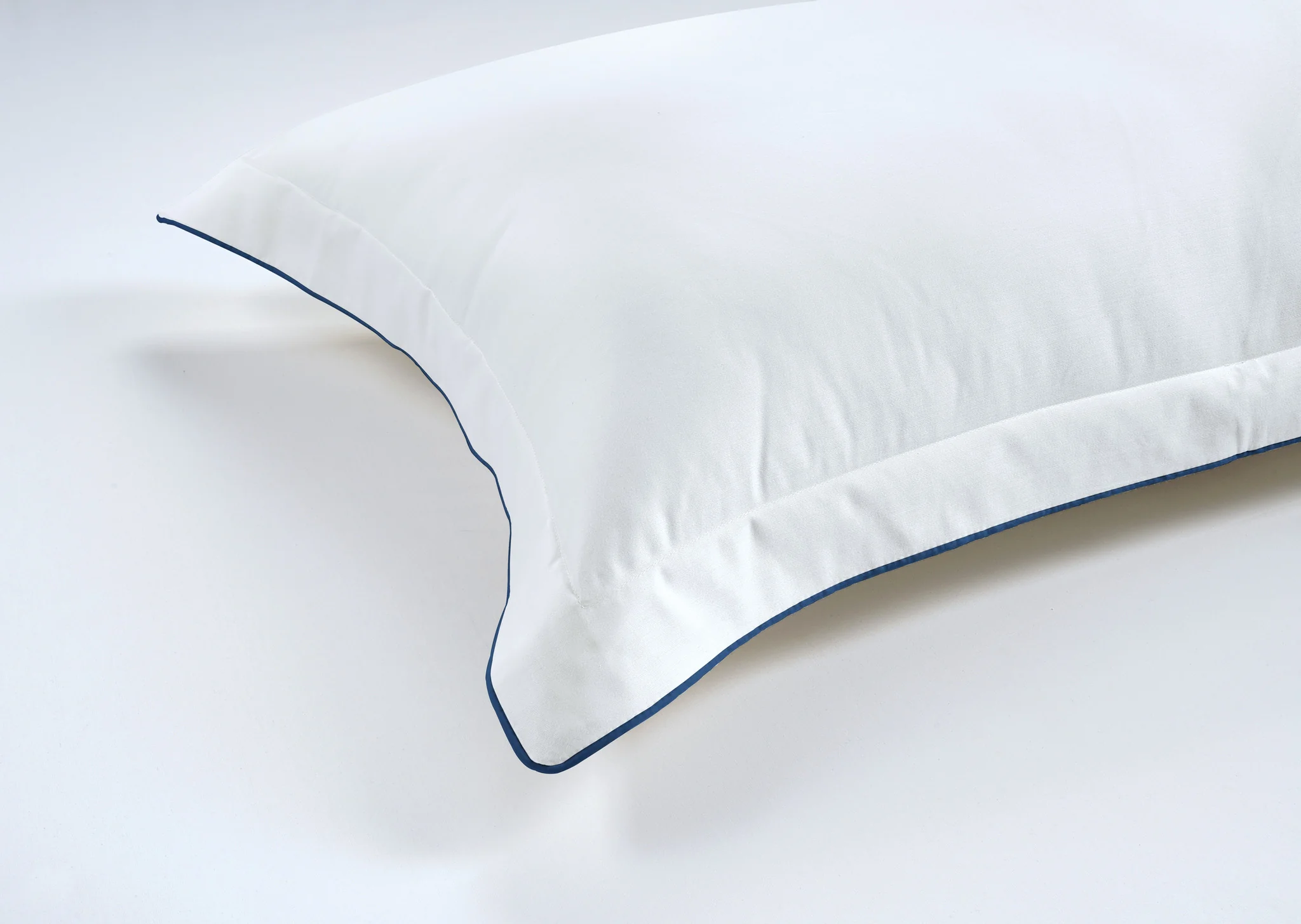 800 Thread Count Pair (2 Pillowcases) of Egyptian Cotton Duke of Bliss Lux Buttery Smooth Pillowcases - Navy Peony Accent - Image 2