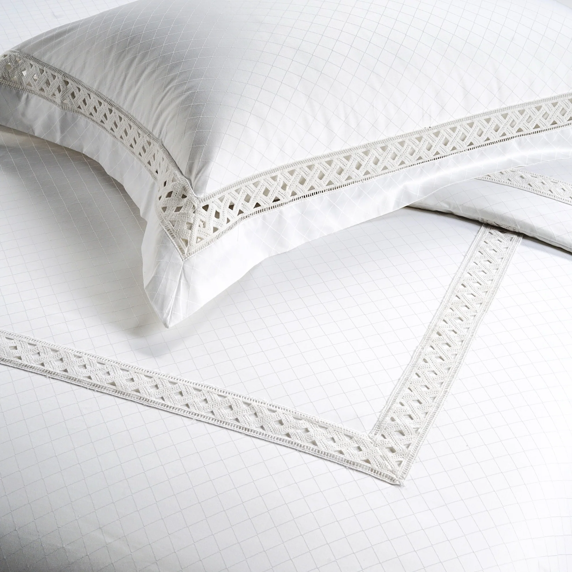 800 Thread Count Egyptian Cotton Imperial Lace Bedding Set - White - Image 3